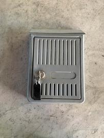 Casetta postale grigia