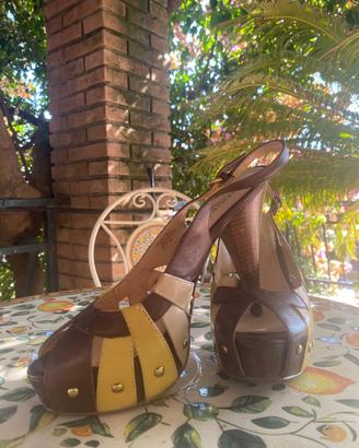 Sandali col tacco GUESS in pelle