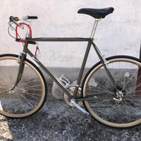 Bici da corsa modificata con manubrio sport.