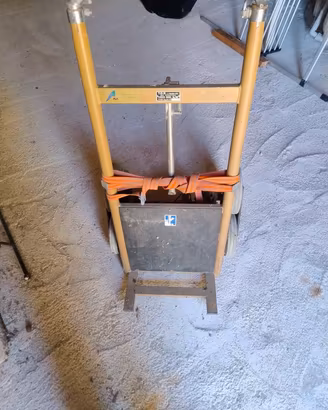 carrello montascale per trasporto oggetti pesanti.