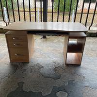 Scrivania con cassetti