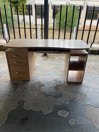 Scrivania con cassetti