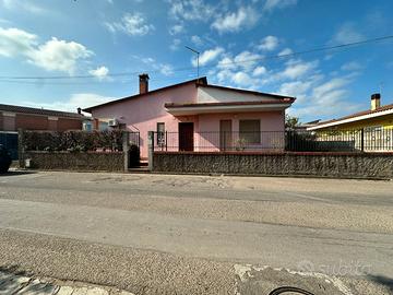 Villa su unico livello libera su 4 lati