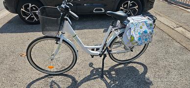 bicicletta elettrica da donna bianca 