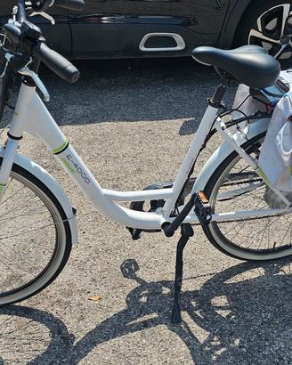 bicicletta elettrica da donna bianca 