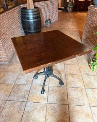 Tavolo 80x80 in massello con base in ghisa