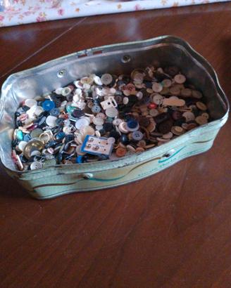 Bottoni vari di vari colori e misure