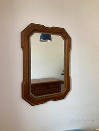 Specchio con cornice in legno