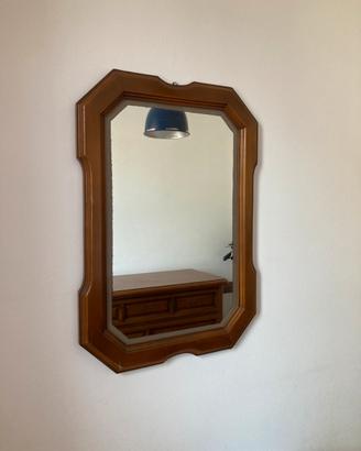 Specchio con cornice in legno