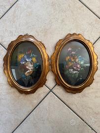 Coppia di quadri ovali con soggetti floreali