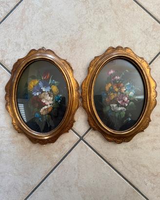 Coppia di quadri ovali con soggetti floreali