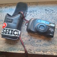 macchina fotografica con custodia.