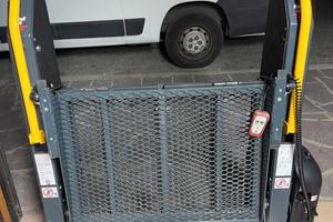 Pedana elettrica per mezzi trasporto disabili