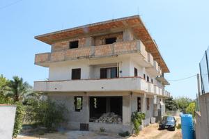 Un alloggio abitabile 2 alloggi da ristrutturare