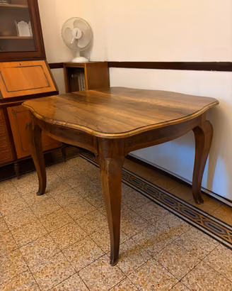Tavolo antico in noce intagliato con cassetto