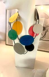 Lunga collana con cerchi e ovali colorati in cuoio