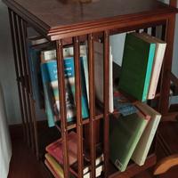 Libreria girevole vintage in legno