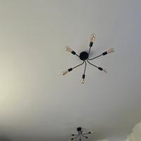 Due lampadari con lampadine