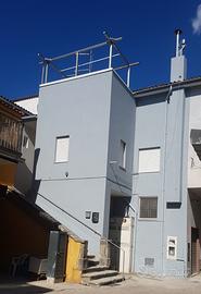 Casa indipendente, 2 appartamenti, box e terrazzo