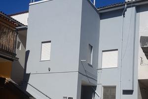 Casa indipendente, 2 appartamenti, box e terrazzo