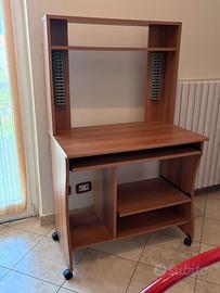 Scrivania porta PC con ruote, ripiani e alzata