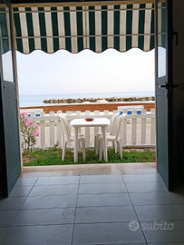Bilocale c/ giardino fronte mare-a10mt dalla spiag