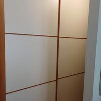 Armadio ante scorrevoli con elemento struttura