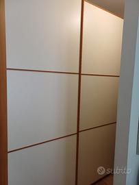 Armadio ante scorrevoli con elemento struttura