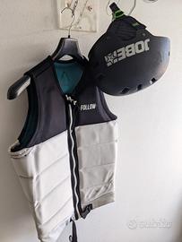 Giubbotto e casco wakeboard 