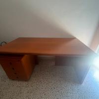 Scrivania e cassettiera separata con ruote