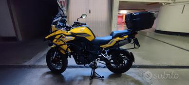 Benelli TRK 502x + Tris valigie da viaggio