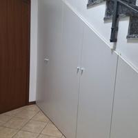 mobile sottoscala con scaffali interni