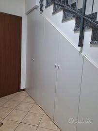 mobile sottoscala con scaffali interni