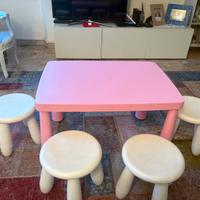Tavolo Ikea bambina/o venduto con 4 sgabelli