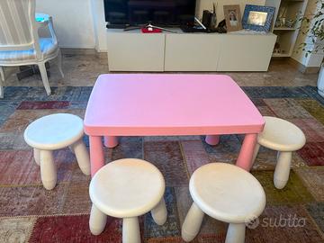 Tavolo Ikea bambina/o venduto con 4 sgabelli