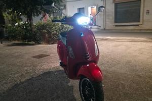 Vespa sprint rosso lucido  nuova 1600km!