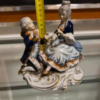 Gruppo figurativo in porcellana