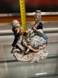 Gruppo figurativo in porcellana