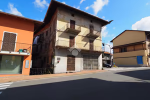 NEGOZIO A COSSATO