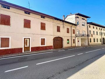 CASA DI CORTE CON TERRENO DI 3.895 MQ