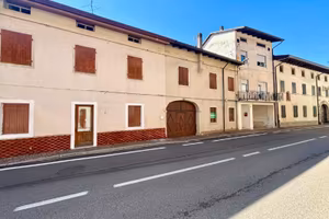 CASA DI CORTE CON TERRENO DI 3.895 MQ