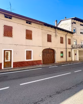CASA DI CORTE CON TERRENO DI 3.895 MQ