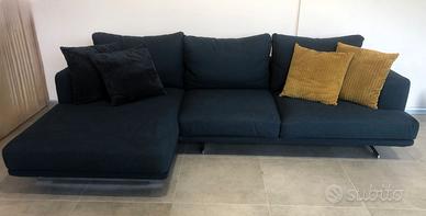 Divano in tessuto completo di cuscini