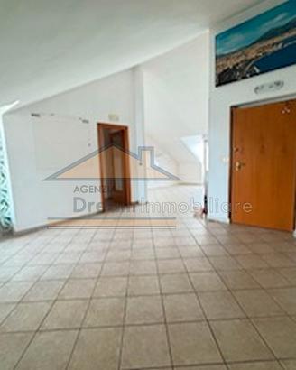 Appartamento mansardato con box e posto auto