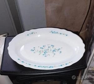 Piatto portata ovale in Arcopal fiori azzurri 