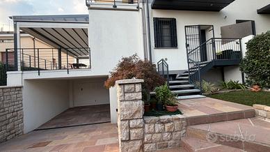 Elegante trilocale con giardino, indipendente