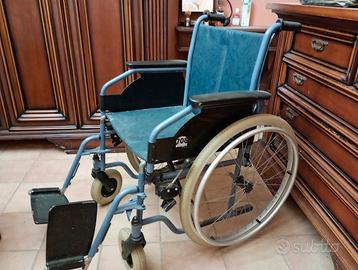 Carrozzina per invalidi, sedia a rotelle 