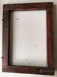 Cornice finestra antica con ferratura originale