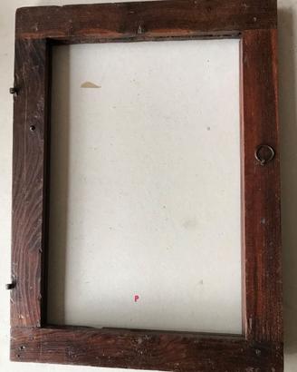 Cornice finestra antica con ferratura originale