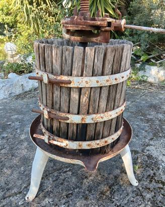 Torchio antico più bici d'epoca da arredo giardino